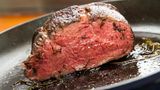 Schritt 2: Fleisch in heißem Pflanzenöl von allen Seiten gleichmäßig anbraten. Danach kurz zur Seite stellen und mit dem Sud für das Fleisch weiter machen.