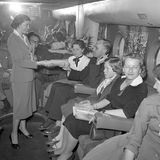Im Unterdeck des  Boeing 377 Stratocruiser gab es bereits 1957 eine Bar: Flugreisende der ersten Klasse auf einem Flug der Linie Pan Am World Airways von München nach New York.