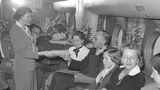 Im Unterdeck des  Boeing 377 Stratocruiser gab es bereits 1957 eine Bar: Flugreisende der ersten Klasse auf einem Flug der Linie Pan Am World Airways von München nach New York.