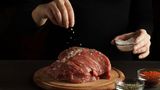 Schritt 1: Das Fleisch leicht salzen. Nicht pfeffern.