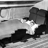 Fliegen Mitte der 50er Jahre: Die britische Fluggesellschaft B.O.A.C - dem Vorläufer von British Airways - hatte ihre Langstreckenflugzeuge mit bequemen Sitzen ausgestattet, die sich mit wenigen Handgriffen in ein Doppelbett verwandeln ließen. 