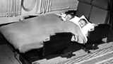Fliegen Mitte der 50er Jahre: Die britische Fluggesellschaft B.O.A.C - dem Vorläufer von British Airways - hatte ihre Langstreckenflugzeuge mit bequemen Sitzen ausgestattet, die sich mit wenigen Handgriffen in ein Doppelbett verwandeln ließen. 