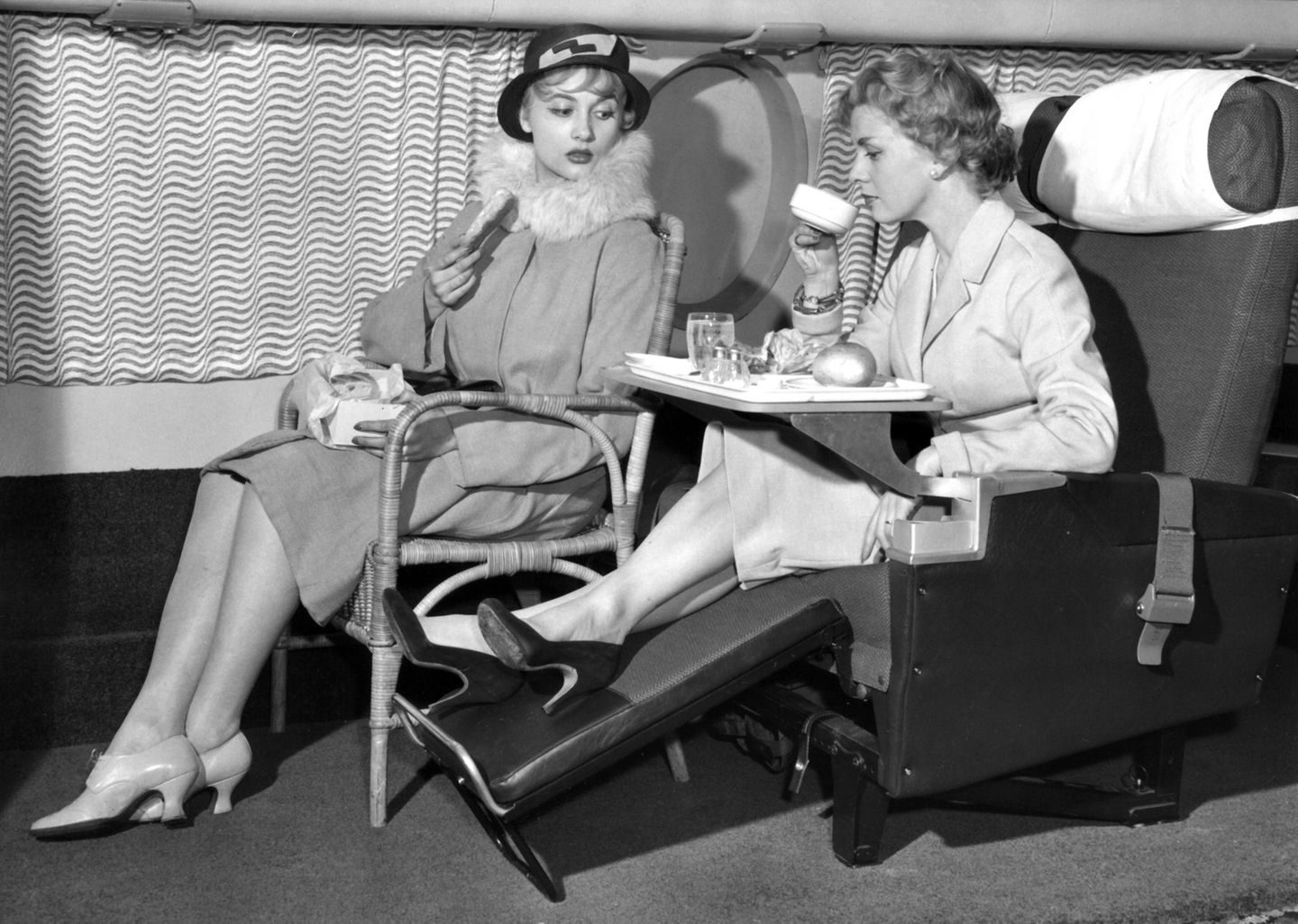 Die Slumberette an Bord einer Flugzeuges der Fluggesellschaft B.O.A.C.: Dieser Sessel mit einem Klapptisch konnte auch zum Schlafen genutzt werden.