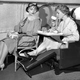 Die Slumberette an Bord einer Flugzeuges der Fluggesellschaft B.O.A.C.: Dieser Sessel mit einem Klapptisch konnte auch zum Schlafen genutzt werden.