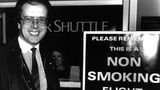 Nichtraucher John Robinson geht auf dem Flughafen Heathrow lächelnd an Bord eines Nichtraucher-Fluges. - eine Novum im Jahre 1988