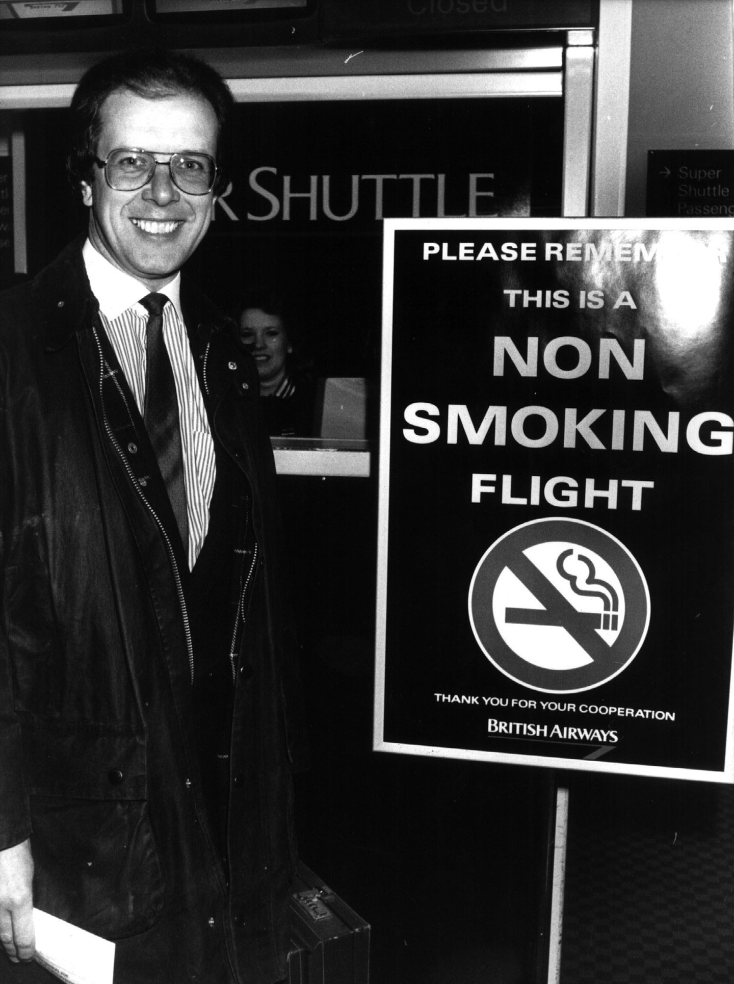 Nichtraucher John Robinson geht auf dem Flughafen Heathrow lächelnd an Bord eines Nichtraucher-Fluges. - eine Novum im Jahre 1988
