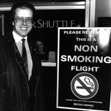 Nichtraucher John Robinson geht auf dem Flughafen Heathrow lächelnd an Bord eines Nichtraucher-Fluges. - eine Novum im Jahre 1988
