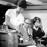 Senator Service in den späten 50er Jahren: Eine Stewardess der Lufthansa zapft in 10.000 Metern Höhe Bier vom Fass