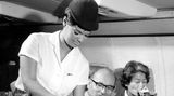 Senator Service in den späten 50er Jahren: Eine Stewardess der Lufthansa zapft in 10.000 Metern Höhe Bier vom Fass