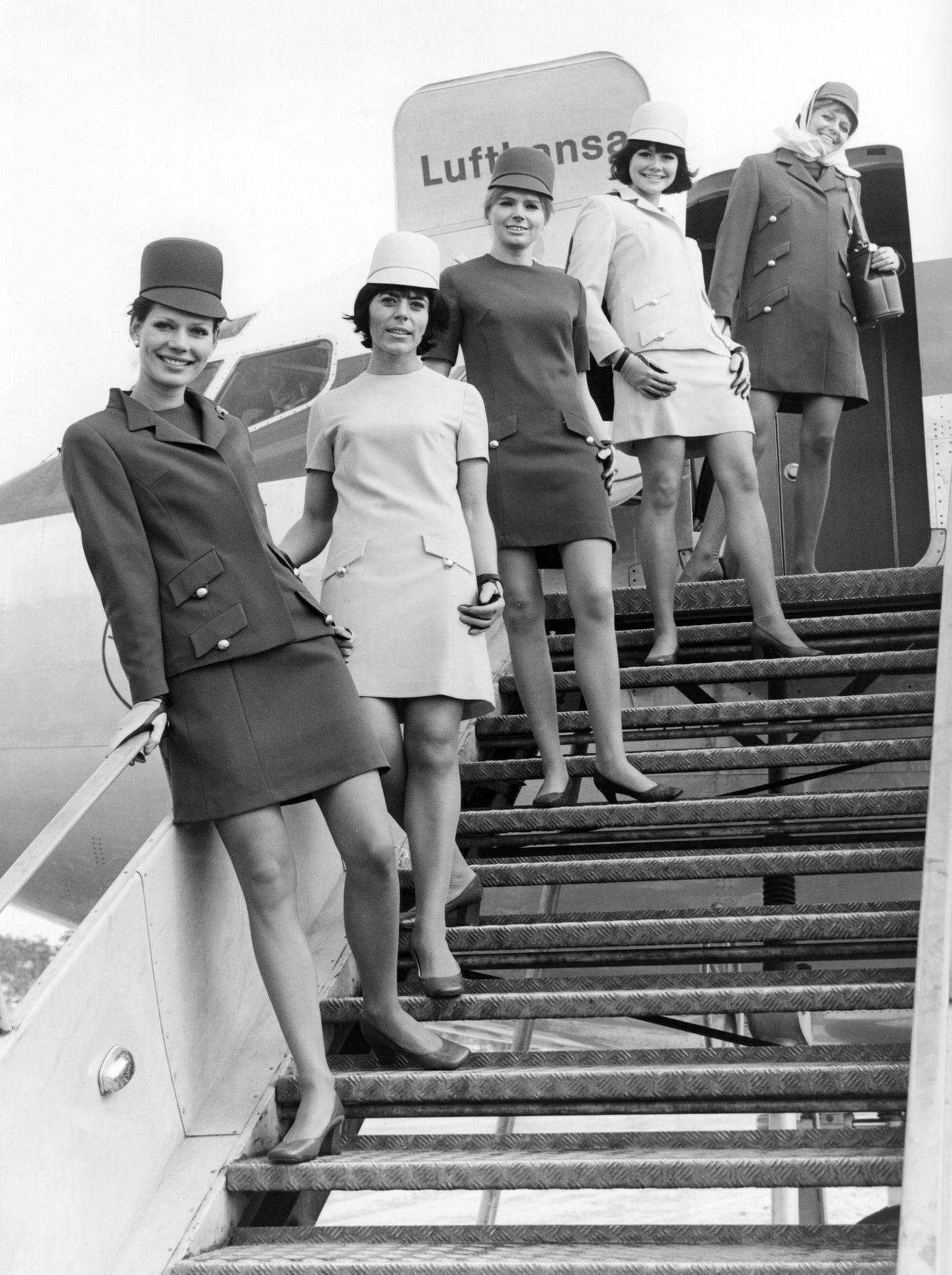 Eine Gruppe Stewadessen der Deutschen Lufthansa stellt 1970 auf einer Gangway ihre neuen Uniformen vor. Die Ensembles wurde von dem jungen Berliner Couturier Werner Machnik entworfen.
