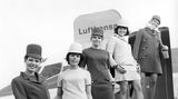 Eine Gruppe Stewadessen der Deutschen Lufthansa stellt 1970 auf einer Gangway ihre neuen Uniformen vor. Die Ensembles wurde von dem jungen Berliner Couturier Werner Machnik entworfen.