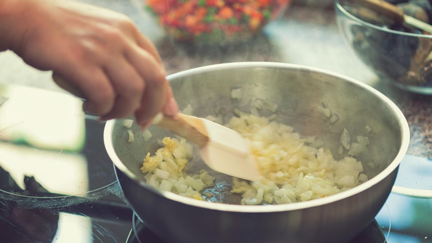 Schritt 3: Schalotten oder Zwiebeln in Pfanne glasig schmoren. Das Verhältnis von Zwiebeln und Fleisch darf 1:1 sein. 1 EL Tomatenmark dazu. Alles ablöschen mit rund einer Flasche Rotwein.