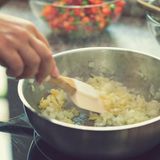 Schritt 3: Schalotten oder Zwiebeln in Pfanne glasig schmoren. Das Verhältnis von Zwiebeln und Fleisch darf 1:1 sein. 1 EL Tomatenmark dazu. Alles ablöschen mit rund einer Flasche Rotwein.