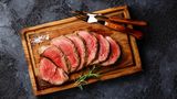 Schritt 6: Fleisch in Tranchen schneiden und servieren.