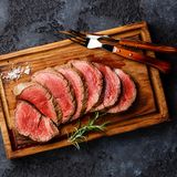 Schritt 6: Fleisch in Tranchen schneiden und servieren.