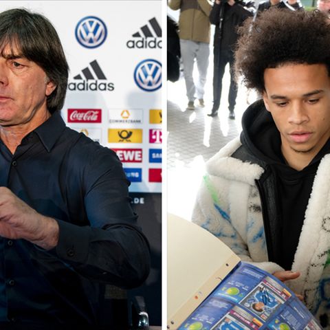 In schwarzem Hemd sitzt DFB-Coach Joachim Löw auf einem Podium vor einem Mikro und gestikuliert mit der rechten Hand.