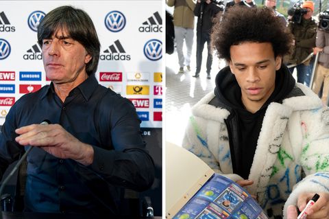 In schwarzem Hemd sitzt DFB-Coach Joachim Löw auf einem Podium vor einem Mikro und gestikuliert mit der rechten Hand.