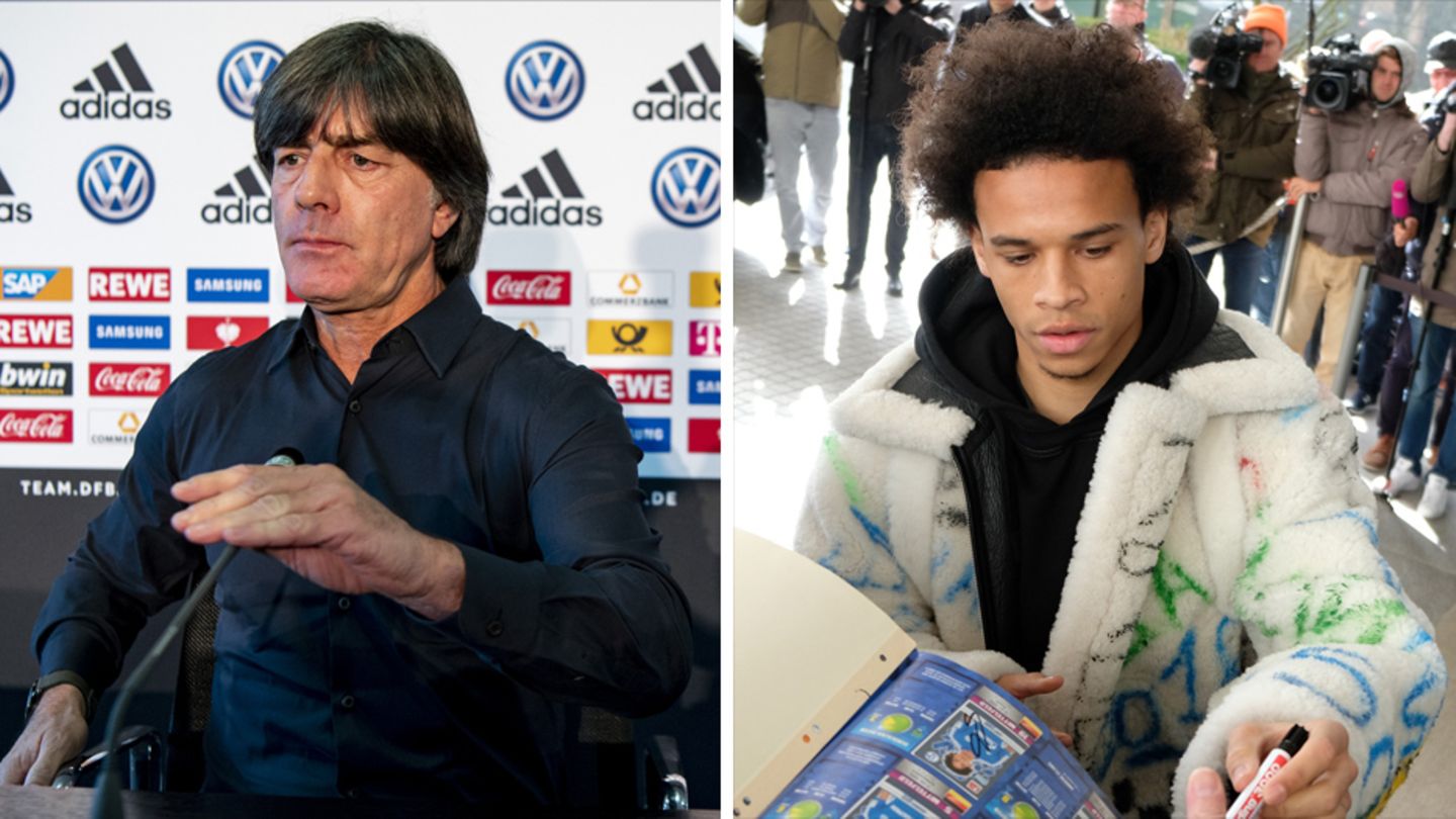 In schwarzem Hemd sitzt DFB-Coach Joachim Löw auf einem Podium vor einem Mikro und gestikuliert mit der rechten Hand.