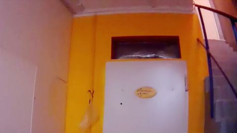 In dieser Zelle im Keller einer Einrichtung sollen Bewohner teils tagelang ohne Tageslicht sitzen