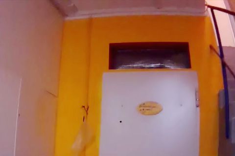 In dieser Zelle im Keller einer Einrichtung sollen Bewohner teils tagelang ohne Tageslicht sitzen