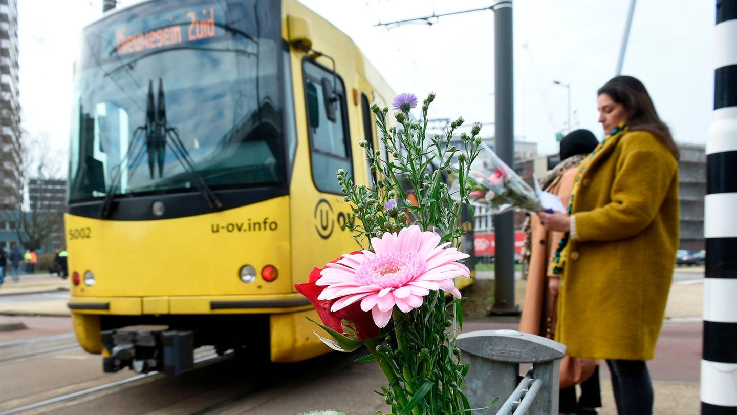 Menschen legen am Tatort in Utrecht Blumen nieder