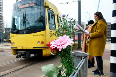 Menschen legen am Tatort in Utrecht Blumen nieder