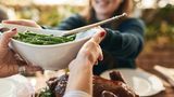 Grüner Bohnensalat Zutaten:  Für 4 Portionen, Zubereitungszeit: rund 15 Minuten   Zutaten  500 g junge grüne Bohnen, Salz, 1 Schalotte, 2–3 EL Weinessig, Pfeffer, 2 EL Olivenöl  Zubereitung:  1. Am Vortag die Bohnen waschen, die Enden abschneiden. Einen Topf voll Salzwasser erhitzen, eine Schüssel mit kaltem Wasser und ein paar Eiswürfeln bereit stellen. Die Bohnen je nach Dicke 1–3 Minuten im heißen Salzwasser blanchieren, mit einer Kelle herausnehmen, im kalten Wasser abschrecken und abgetropft in einer Schüssel beiseite stellen.  2. Die Schalotte sehr fein schneiden. Die abgetropften Bohnen mit 2–3 EL Weinessig übergießen, gut salzen und pfeffern. Die Bohnen mit Essig und Gewürzen vermischen, Schalottenwürfel dazugeben. Die Bohnen wiederholt in der Marinade wenden und nach 1–¬2 Stunden mit Olivenöl übergießen. Den Salat über Nacht im Kühlschrank ziehen lassen.  3. Der Bohnensalat passt sehr gut zu einem pochierten Ei oder zu einem gebratenen Spiegelei. Dazu Baguette reichen.