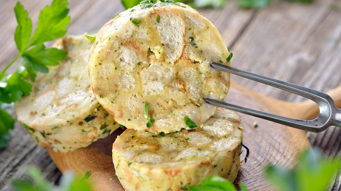 Semmelknödel  Rund 4 Portionen, Arbeitszeit: rund 40 Minuten  Zutaten für 4 Portionen  6 Brötchen, altbackene (Semmeln), 3 EL gehackte Petersilie,  10 g Butter, 1 fein gehackte Zwiebel, 250 ml Milch, 3 Eier, Salz und Pfeffer, evtl. Semmelbrösel zum Binden  Zubereitung:  1. Die Brötchen in kleine Würfel oder in dünne Scheiben schneiden.  2. Die gehackte Petersilie und die Zwiebel in der Butter ganz kurz anschwitzen, aber keine Farbe nehmen lassen, dann mit den Brötchenwürfeln mischen.  3. Die Milch bis kurz vorm Kochen erhitzen und über die Brotwürfel gießen. Etwa 10 Minuten quellen lassen. Die mit Salz und Pfeffer verquirlten Eier dazugeben und alles zu einem nicht zu festen Teig verrühren. Sollte der Teig doch zu weich sein, etwas Semmelbrösel einrühren, kein Mehl verwenden.  4. Mit nassen Händen tennisballgroße Knödel formen und in der siedenden, aber nicht sprudelnd kochenden Flüssigkeit (Salzwasser oder Brühe) in 20 Minuten gar ziehen lassen, bis sie nach oben steigen. Semmelknödel sind die ideale Beilage zu Gulasch, Schweinebraten oder auch geschmorten Pilzen.