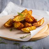 Parmesan-Zitronen-Wedges:  4 Portionen, Arbeitszeit: rund 45 Minuten (davon 30 Minuten Garzeit)  Zutaten  4 mehlig kochende Kartoffeln, 2-3 EL Olivenöl, 60-80 g geriebenen Parmesan, Schale von 1/2 Zitrone, Schwarzer Pfeffer (frisch gerieben), Salz, 1 TL gehäuft Paprikapulver, 1/4 Bund Petersilie (gehackt)  Zubereitung  1. Ofen auf 200°C Ober- Unterhitze vorheizen  2. Kartoffeln waschen, abtrocknen und in Spalten schneiden   3. Ein Backblech mit Backpapier auflegen und die Kartoffelspalten darauf verteilen  4. Olivenöl, Paprikapulver, Parmesan, abgeriebene Zitronenschale, Salz und Pfeffer über die Kartoffelspalten verteilen und untermengen  5. Im Ofen 25 - 30 Minuten backen bis die Kartoffeln schön braun sind  6. Mit der gehakten Petersilie betreuen  print
