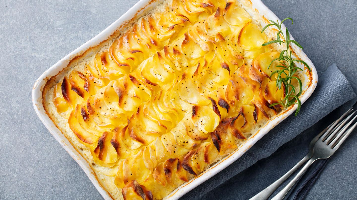 Kartoffelgratin nach Léa Linster  Für 4 Personen, Zubereitung: 20 Minuten Garzeit: 70 Minuten  Zutaten:  1 Knoblauchzehe, 1 kg vorwiegend festkochende Kartoffeln, 250 ml Milch, 250 g Sahne, frisch geriebene Muskatnuss, Salz, 40 g Butter + Butter für die Form  Zubereitung:  1. Den Backofen auf 170° vorheizen. Den Knoblauch schälen und halbieren. Eine flache ofenfeste Form zuerst mit der Knoblauchzehe einreiben, dann mit etwas Butter ausstreichen.  2. Die Kartoffeln schälen, waschen und in ca. 1 ½ mm dicke Scheiben hobeln oder schneiden. Die Kartoffelscheiben lagenweise in die Form schichten.  3. Die Milch mit der Sahne verquirlen, mit Muskatnuss und Salz kräftig würzen. Die Flüssigkeit über die Kartoffelscheiben gießen, sodass die Auflaufform ca. zu zwei Dritteln gefüllt ist. Dann die Butter in Flocken auf das Gratin setzen und im Ofen (Mitte) in 70 Min. weich garen.