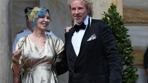 Da wirkten sie noch innig und vertraut: Entertainer Thomas Gottschalk und seine Frau Thea besuchten im Juli 2018 die Bayreuther Festspiele. Beide sind Opernfans.