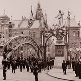 Eine Menschenansammlung an der Brooksbrücke im November 1888. Im Hintergrund die Lagerhäuser der Speicherstadt.
