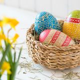 Osterkörbchen basteln: 34 Pozent der Befragten basteln und verschenken zu Ostern Osterkörbchen.