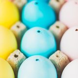 Ostereier ausblasen: 28 Prozent der Befragten blasen Ostereier aus.