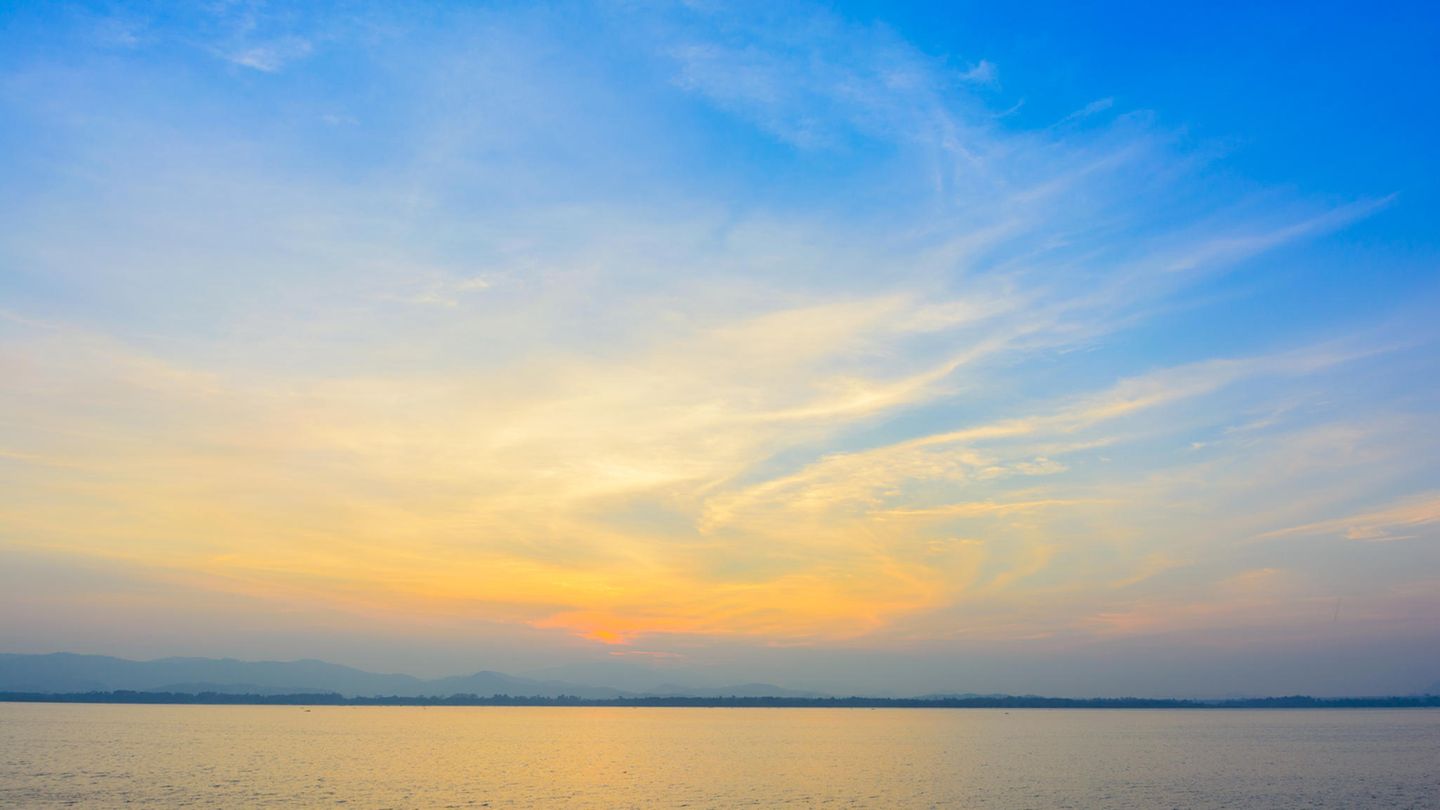 Warum ist der Himmel blau?  Was wir als weißes Licht sehen, setzt sich aus den Farben Blau, Grün, Gelb, Orange und Rot zusammen. Jede Farbe entspricht einer bestimmten Wellenlänge elektromagnetischer Strahlung. Blau hat die kürzeste Wellenlänge, Rot die längste. Diese Lichtwellen von der Sonne treffen auf die Luftmoleküle in der Atmosphäre. Dabei werden sie kreuz und quer abgelenkt, also gestreut. Dieses gestreute Licht bestimmt die Farbe des Himmels. Je kürzer die Wellenlänge des Lichts, desto stärker wird es gestreut. Blau wird also stärker gestreut als Rot. Wenn die Sonne tagsüber hoch am Himmel steht, legt das Licht  eine vergleichsweise kurze Strecke durch die Atmosphäre zurück. Da zuerst die kurzen Frequenzen gestreut werden, erscheint uns der Himmel strahlend blau. Bei tiefstehender Sonne hingegen, ist der Weg der Strahlen und damit die "Filterzeit" ungleich länger. So lang, dass auf dem Weg der blaue Anteil des Lichts sozusagen "weggestreut" wird und der rote Anteil dominiert. Die Folge: farbenprächtige Sonnenaufgänge und ein spektakuläres Abendrot.