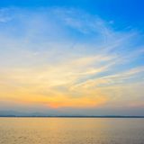 Warum ist der Himmel blau?  Was wir als weißes Licht sehen, setzt sich aus den Farben Blau, Grün, Gelb, Orange und Rot zusammen. Jede Farbe entspricht einer bestimmten Wellenlänge elektromagnetischer Strahlung. Blau hat die kürzeste Wellenlänge, Rot die längste. Diese Lichtwellen von der Sonne treffen auf die Luftmoleküle in der Atmosphäre. Dabei werden sie kreuz und quer abgelenkt, also gestreut. Dieses gestreute Licht bestimmt die Farbe des Himmels. Je kürzer die Wellenlänge des Lichts, desto stärker wird es gestreut. Blau wird also stärker gestreut als Rot. Wenn die Sonne tagsüber hoch am Himmel steht, legt das Licht  eine vergleichsweise kurze Strecke durch die Atmosphäre zurück. Da zuerst die kurzen Frequenzen gestreut werden, erscheint uns der Himmel strahlend blau. Bei tiefstehender Sonne hingegen, ist der Weg der Strahlen und damit die "Filterzeit" ungleich länger. So lang, dass auf dem Weg der blaue Anteil des Lichts sozusagen "weggestreut" wird und der rote Anteil dominiert. Die Folge: farbenprächtige Sonnenaufgänge und ein spektakuläres Abendrot.