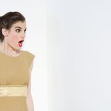 Warum haben so viele Menschen Angst vor Spinnen?  Weil die Angst vor Spinnen möglicherweise tief in unserem genetischen Code abgelegt ist. Jedenfalls deuten Tests mit Kleinkindern darauf hin. Ein deutsch-schwedisches Forscherteam zeigte einer Gruppe von sechs Monate alten Babys Bilder von Spinnen und Blumen sowie Schlangen und Fischen. Dabei wurde der Pupillenreflex der Kinder überwacht. Beim Anblick von  Spinnen oder Schlangen waren die Pupillen im Vergleich zur Reaktion auf die anderen Bilder stärker geweitet. Die Wissenschaftler deuten das als Anzeichen von körperlichem Stress, also einer Angstreaktion. Schon lange vermuten Forscher, dass sich dieses Unbehagen im Lauf der Evolution im Menschen festgeschrieben hat. Immerhin blicken unsere Vorfahren und die Achtbeiner auf gut 40 Millionen gemeinsame Jahre zurück. Damals wie heute gibt es Spinnenarten, deren Biss lebensgefährlich werden kann. Vorsicht war als immer angebracht.