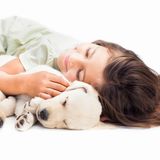 Warum müssen wir niedliche Tiere knuddeln oder gar leicht kneifen?  Ob bei herzigen Kätzchen, tapsigen Hundewelpen oder menschlichen Babys: Die meisten Menschen überkommt beim ihrem Anblick ein unbändiges Knuddel-Verlagen. Einige kneifen Babys vor lauter Überwältigung in die speckige Wange oder knabbern gar an ihnen herum. Glücklicherweise verblassen die Erinnerungen an das Gezwicke im Erwachsenenalter. Große Augen und kleiner runder Kopf lösen bei uns den Beschützerinstinkt aus. Es sind Schlüsselreize tief verwurzelt in unserer DNA. Den Drang zum beherzten Zupacken nennen Wissenschaftler „Niedlichkeitsaggression“. Sie gehört zu den „dimorphen“ also widersprüchlichen Emotionen wie Weinen vor Glück oder Lachen vor Nervosität. Verhaltensforscher vermuten dahinter eine Art Schutzfunktion, einen automatischen Gefühlsdämpfer, der helfen soll, einen klaren Kopf zu bewahren und sich nicht von einer Emotion vollständig beherrschen zu lassen.