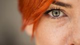 Warum sehen wir etwas, obwohl wir beim Blinzeln die Augen schließen?  Alle paar Sekunden müssen wir blinzeln, sonst trockneten die Augen aus. Dieser kurze Lidschlag lässt uns etwa eine halbe Sekunde lang nichts sehen. Klingt nach nicht viel, doch immerhin tappen wir so von einer Minute rund sechs Sekunden im Dunkeln. Warum bekommen wir von den dunklen Momenten nichts mit? Dafür sorgt ein besonderer Bildspeicher im Gehirn. Diese Hirnregion speichert alles Gesehene kurz zwischen und fügt nach jedem Lidschlag die alten und neuen Bildinformationen zu einer flüssigen Abfolge zusammen. Untersuchungen zeigten zudem, dass das Gehirn zudem stets zu analysieren versucht, wann Aufmerksamkeit nötig ist und wann nicht. So werde zum Beispiel beim Lesen vor allem bei Satzzeichen geblinzelt, während bei Filmen an Stellen mit spannender Musik die Augen seltener befeuchtet werden.