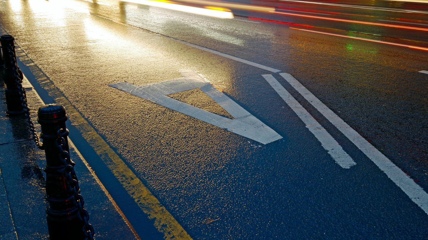 Warum leuchten Fahrbahnmarkierungen in der Nacht?      Weil Glasperlen, sogenannte Reflektorperlen, in der Farbe enthalten sind. Die Glassplitter reflektieren das Licht der Scheinwerfer, so dass die Markierungen auf der Straße auch nachts gut zu erkennen sind.