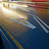 Warum leuchten Fahrbahnmarkierungen in der Nacht?      Weil Glasperlen, sogenannte Reflektorperlen, in der Farbe enthalten sind. Die Glassplitter reflektieren das Licht der Scheinwerfer, so dass die Markierungen auf der Straße auch nachts gut zu erkennen sind.