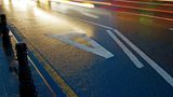 Warum leuchten Fahrbahnmarkierungen in der Nacht?      Weil Glasperlen, sogenannte Reflektorperlen, in der Farbe enthalten sind. Die Glassplitter reflektieren das Licht der Scheinwerfer, so dass die Markierungen auf der Straße auch nachts gut zu erkennen sind.