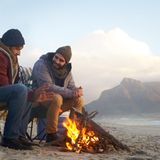 Warum knistert ein Lagerfeuer?  Was wir als gemütliches Knistern hören, sind eigentlich hunderte kleine Explosionen. Holz speichert in seinen vielen Hohlräumen Wasser, selbst wenn es lange gelagert wurde. Unter Hitzeeinwirkung  wechselt das Wasser seinen Zustand von flüssig zu gasförmig. Da Wasserdampf rund 2000 Mal mehr Platz benötigt als Wasser dehnt er sich explosionsartig aus – und es knackt und knistert ganz romantisch.