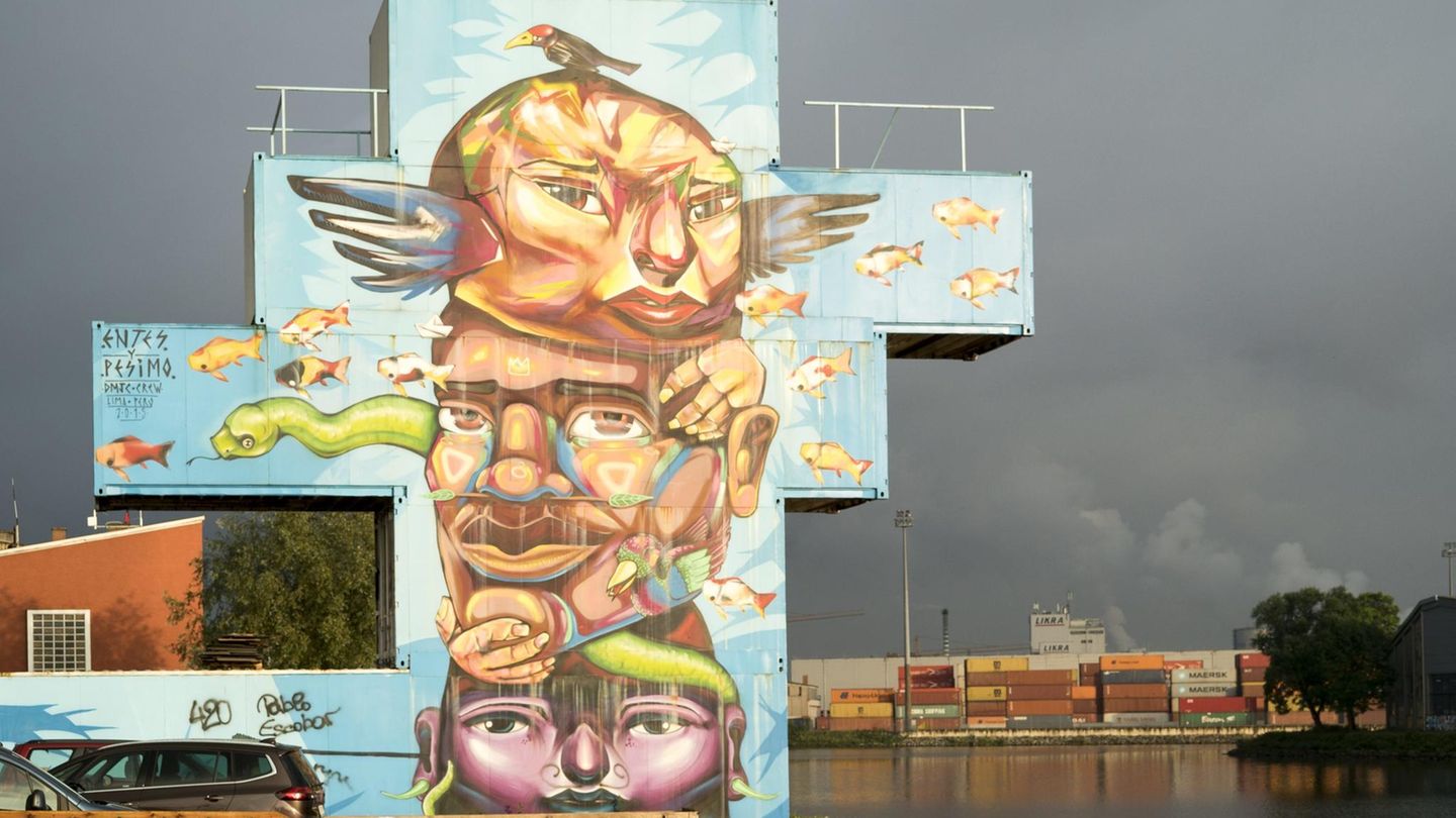 Graffiti-Kunst an den Wänden der Industriebauten