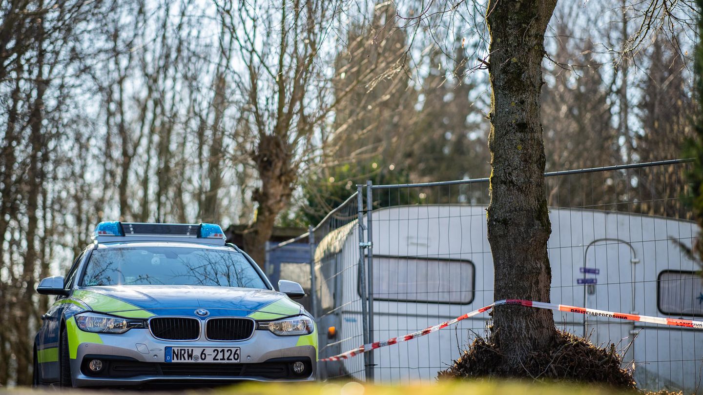 Ein Polizeiauto auf dem Campingplatz in Lügde