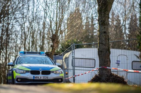 Ein Polizeiauto auf dem Campingplatz in Lügde