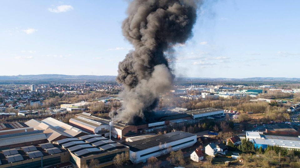 In Homburg brennt eine Chemiefabrik