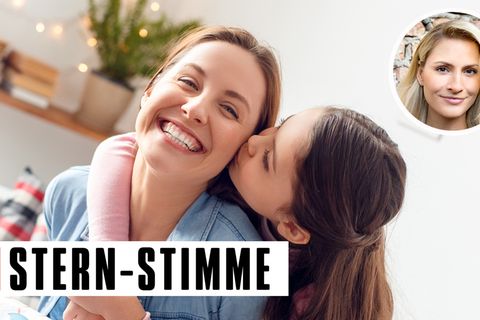 Tochter küsst Mutter
