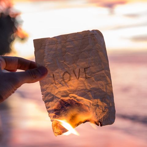 Zettel auf dem das Wort Love steht wird verbrannt