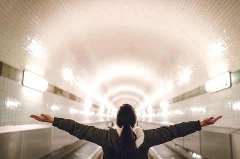 Frau in Elbtunnel